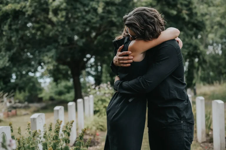 Cómo actuar y dar el pésame en un funeral