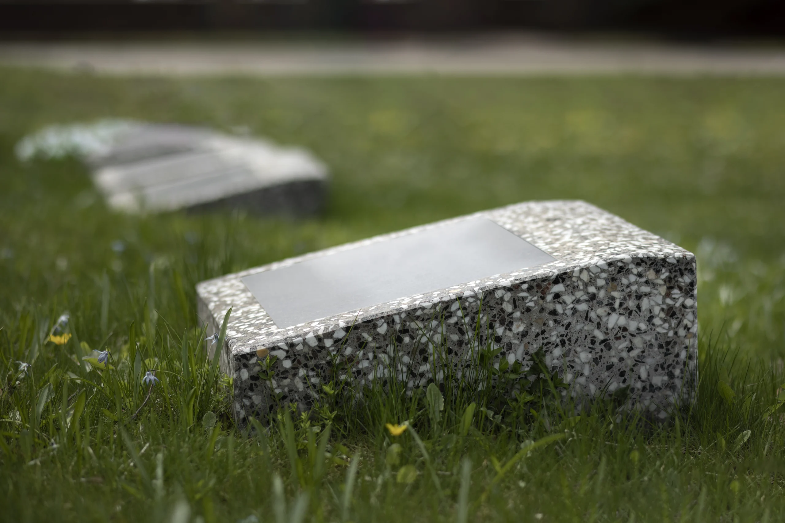 lápida granito gris Barcelona complementos funerarios