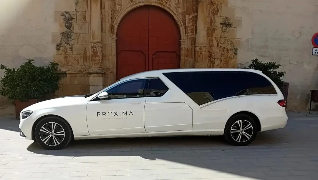 Coche fúnebre de Proxima Serveis Funeraris realizando un traslado en Barcelona