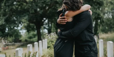 Cómo actuar y dar el pésame en un funeral